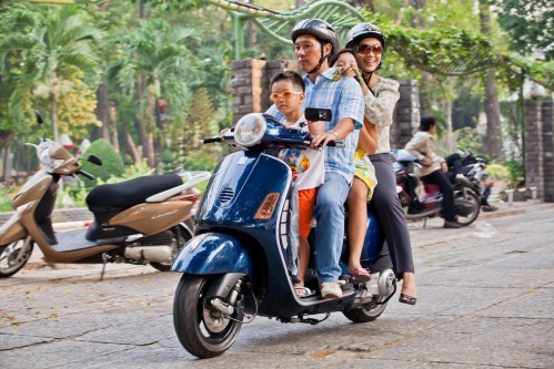 Cả một gia đình 4 người ngồi trên một chiếc xe máy là cảnh chỉ có ở Việt Nam.